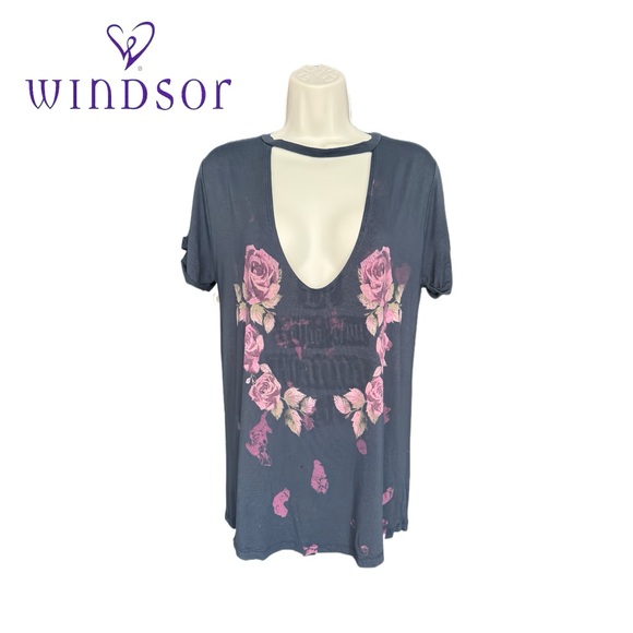 Windsor Tops - Windsor Boho Chic T shirt. Y2K Rose Design. Keyhole Neckline. Gray. Size S